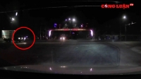 Video giao thông: Hai người thương vong vì vượt đèn đỏ trong đêm