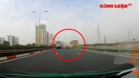 Video giao thông: Tài xế suýt mất mạng vì tự đâm vào đuôi xe tải