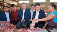 Phó Thủ tướng Vương Đình Huệ đi khảo sát, mua thực phẩm tại chợ Vinh