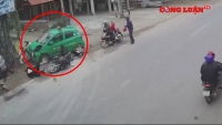 Video giao thông: Mùng 2 Tết, tài xế taxi ngủ gật tông 9 người bị thương