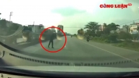 Video giao thông: Thót tim cảnh tài xế đánh lái cứu người phụ nữ chạy bộ sang đường
