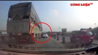 Video giao thông: Xe tải chuyển làn ẩu, húc văng ô tô con trên cầu Thanh Trì