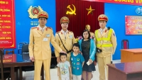 Hà Nội: Đội CSGT số 4 giúp đỡ hai cháu bé bị lạc về với gia đình
