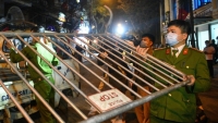 Hà Nội: Người dân phố Trúc Bạch phấn khởi vì được gỡ bỏ lệnh cách ly