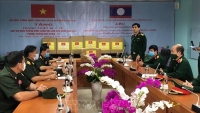 Bộ Quốc phòng cử chuyên gia y tế và gửi hàng viện trợ giúp Lào chống dịch COVID-19