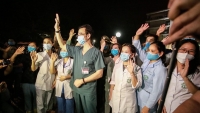 Phút giây vỡ òa cảm xúc khi dỡ bỏ cách ly Bệnh viện Bạch Mai