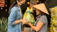 Hoa hậu Tiểu Vy tặng quà cho người nghèo tại Hội An