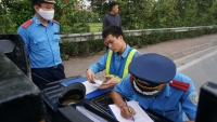 Nhiều tài xế dừng xe giữa cầu Nhật Tân để ‘né’ lực lượng chức năng