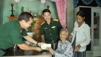Bộ CHQS tỉnh Thừa Thiên Huế thăm, tặng quà cho Mẹ Việt Nam Anh hùng 