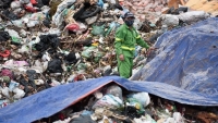 Xử lý rác thải: Phải thay thế hình thức chôn lấp
