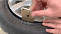 Thử nghiệm đặt iPhone vào lốp ôtô rồi chạy trên đường