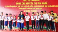 Chủ tịch Quốc hội Nguyễn Thị Kim Ngân thăm và tặng quà cho học sinh tại Cà Mau