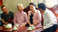 Chủ tịch Quốc hội Nguyễn Thị Kim Ngân thăm Mẹ Việt Nam Anh hùng tại Sóc Trăng