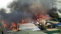 Hà Nội: Cháy lớn ở Thạch Thất, nhiều xưởng gỗ bị thiêu rụi