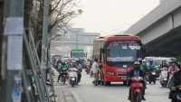 Hà Nội: Dịp cuối năm, xe khách lại ngang nhiên chạy “rùa bò” bắt khách dọc đường