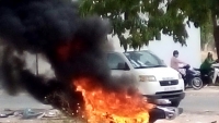 Bình Dương: Cô gái trẻ bất ngờ đốt xe SH giữa công viên