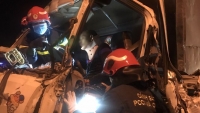 Tai nạn trên cầu Thanh Trì, 3 người bị thương nặng, kẹt trong cabin