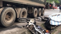 Lào Cai: Xe máy “đấu đầu” xe đầu kéo trên QL.4E, 2 người nguy kịch