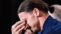 Tiền đạo Ibrahimovic khóc trong buổi họp báo