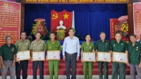 Cà Mau: Tặng bằng khen cho Chi hội Cựu chiến binh tham gia sửa chữa lộ giao thông nông thôn