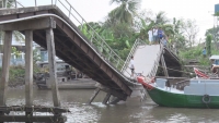 Đồng Tháp: Ghe chở lúa bất ngờ đâm sập cầu ở huyện Lai Vung