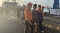 Cứu nạn 6 thuyền viên trên tàu cá Bà Rịa - Vũng Tàu bị chìm ngoài biển