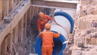 Hà Nội: Gấp rút lắp đặt hệ thống ống cống gom nước thải sông Tô Lịch