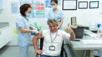 Tiêm vắc xin AstraZeneca cho gần 150 bác sĩ, nhân viên tuyến đầu chống dịch
