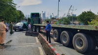 Xe container tông bẹp ôtô, giao thông ùn tắc nghiêm trọng