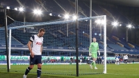 Harry Kane bị chấn thương sau màn giải cứu Tottenham