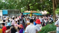 Hà Nội: Vườn thú, công viên  đông nghịt người trong ngày Quốc giỗ