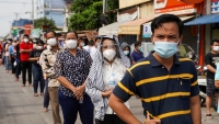Campuchia đóng cửa chợ để hạn chế COVID-19, hàng nghìn người thiếu thực phẩm