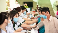 Saigontel cùng Bệnh viện Quân y 175 và công ty Sen Vàng tổ chức khám bệnh miễn phí cho công nhân tại Long An