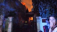 TP. HCM: Xưởng gỗ cháy dữ dội trong đêm, cột khói đen cao hàng chục mét