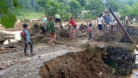 Mưa lớn cuốn trôi cầu cống, gây sạt lở nghiêm trọng ở huyện miền núi Nghệ An