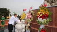Phó Thủ tướng Trương Hòa Bình đến dâng hương tại Tượng đài, di tích tỉnh Long An