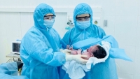 Lào Cai: Bé trai chào đời trong khu cách ly y tế