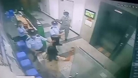 TP. HCM: Người phụ nữ bị phạt 2 triệu đồng vì quên đeo khẩu trang trong thang máy