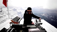 Một mình đánh nhạc trên đỉnh núi 3.000 m ở Thụy Sĩ