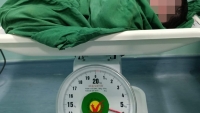Quảng Nam: Bé gái chào đời nặng gần 6kg