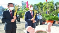 Chủ tịch nước dâng hoa, dâng hương tại các di tích lịch sử ở huyện Hóc Môn