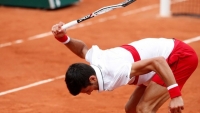 Novak Djokovic lại đập vợt ở bán kết Belgrade Open