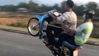 Yên Bái: Nam thanh niên bốc đầu xe máy bị xử phạt 4,2 triệu đồng