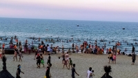 Quảng Nam: Người dân được phép tắm biển, nhưng phải giữ khoảng cách tối thiểu 2m