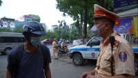 Hà Nội: CSGT tuần tra xử phạt người không đeo khẩu trang