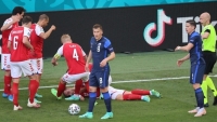 Tiền vệ Eriksen đổ gục giữa trận Đan Mạch - Phần Lan tại bảng B VCK Euro 2021