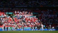 Cổ động viên nguy kịch khi ngã từ khán đài sân vận động Wembley