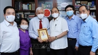 Chủ tịch nước Nguyễn Xuân Phúc thăm, tặng quà một số nhà báo lão thành tiêu biểu