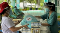 Vinamilk Sure Prevent & Optimum Gold trao tặng quà cho các bệnh viện tuyến đầu nhân Ngày Gia đình Việt Nam