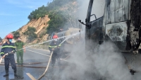Nghệ An: Xe đầu kéo bốc cháy dữ dội trên quốc lộ 48D